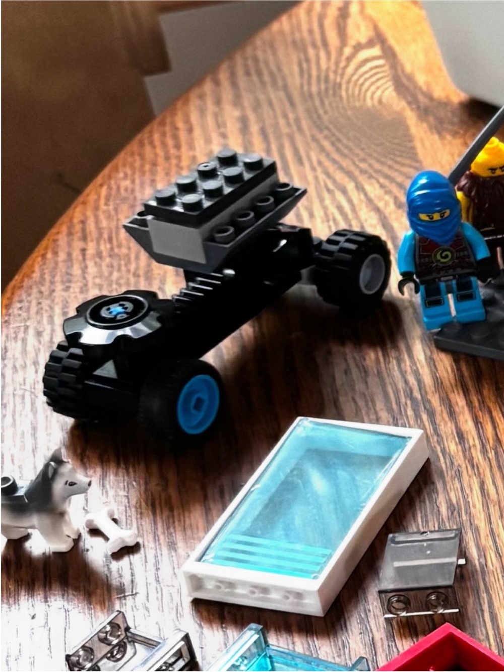 LEGOS with mini figures - Picture 9 of 9